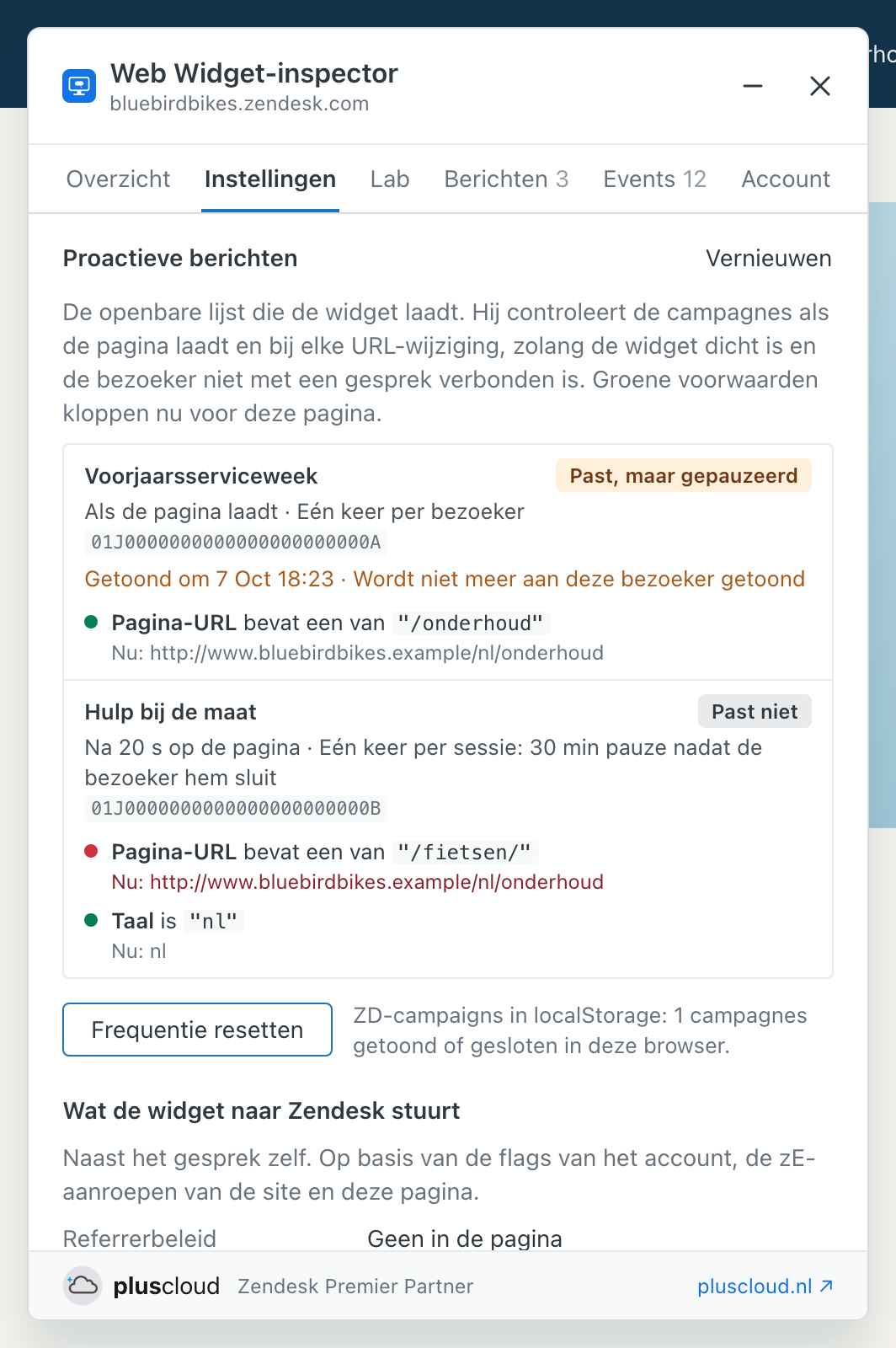 Het tabblad Instellingen van de Web Widget-inspector bij Proactieve berichten. De campagne Voorjaarsserviceweek gaat af als de pagina laadt, één keer per bezoeker, en past bij deze pagina maar is gepauzeerd omdat deze bezoeker hem al zag. De campagne Hulp bij de maat gaat af na 20 seconden op de pagina en past niet, omdat de pagina-URL geen /fietsen/ bevat. Onder de lijst staat de knop Frequentie resetten.