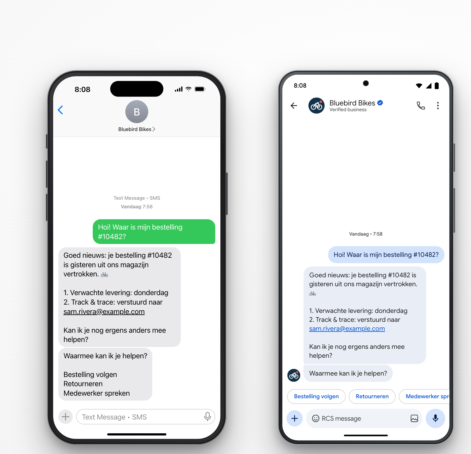 Hetzelfde gesprek van een fictieve fietsenwinkel op twee telefoons. In de sms-preview op een iPhone staan de drie opties als tekstregels in het bericht. In de RCS-preview op een Pixel staan ze als suggestiechips onder het bericht.
