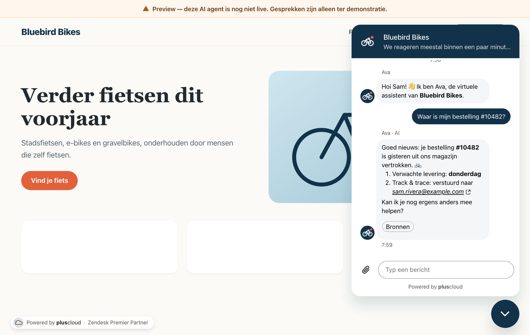 Een presentatie op de website van een fictieve fietsenwinkel. Een oranje balk bovenaan zegt dat de AI-agent nog niet live is en dat gesprekken alleen ter demonstratie zijn. De Web Widget met een testgesprek staat rechts open, en linksonder staat Powered by pluscloud, Zendesk Premier Partner.