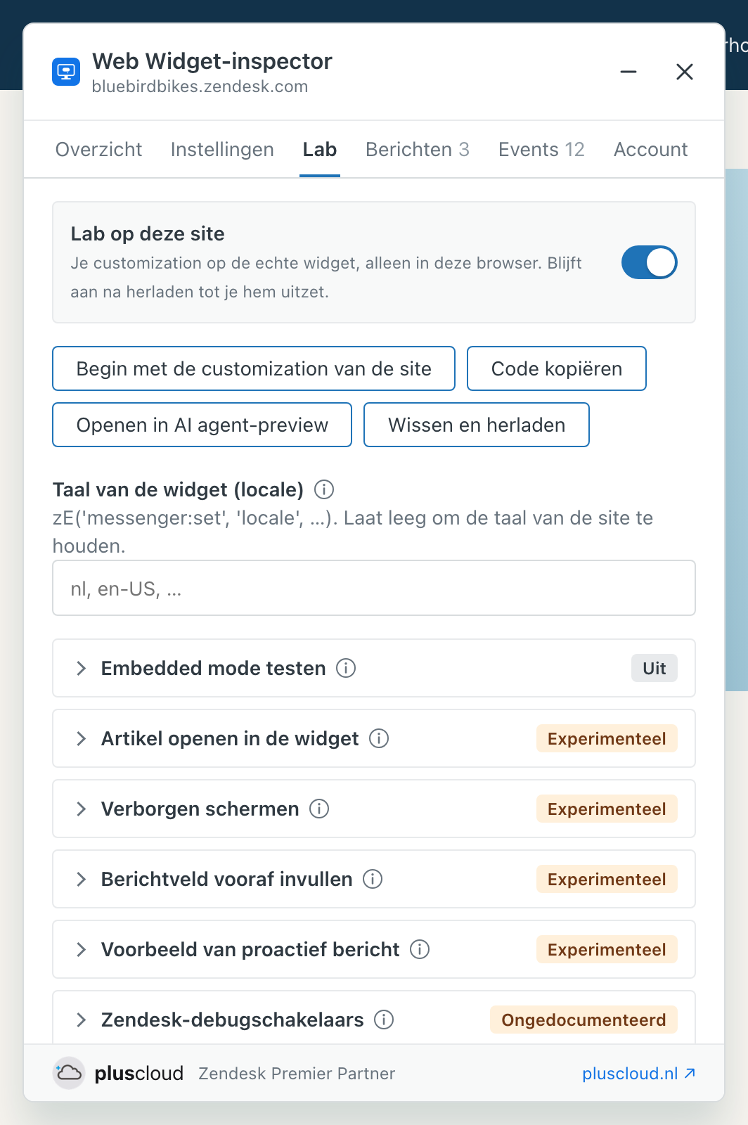 Het tabblad Lab van de Web Widget-inspector met Lab op deze site aangezet, de knoppen Begin met de customization van de site, Code kopiëren, Openen in AI agent-preview en Wissen en herladen, het veld Taal van de widget (locale), en de ingeklapte onderdelen Embedded mode testen, Artikel openen in de widget, Verborgen schermen, Berichtveld vooraf invullen en Voorbeeld van proactief bericht, elk gemarkeerd als Experimenteel, en Zendesk-debugschakelaars, gemarkeerd als Ongedocumenteerd.