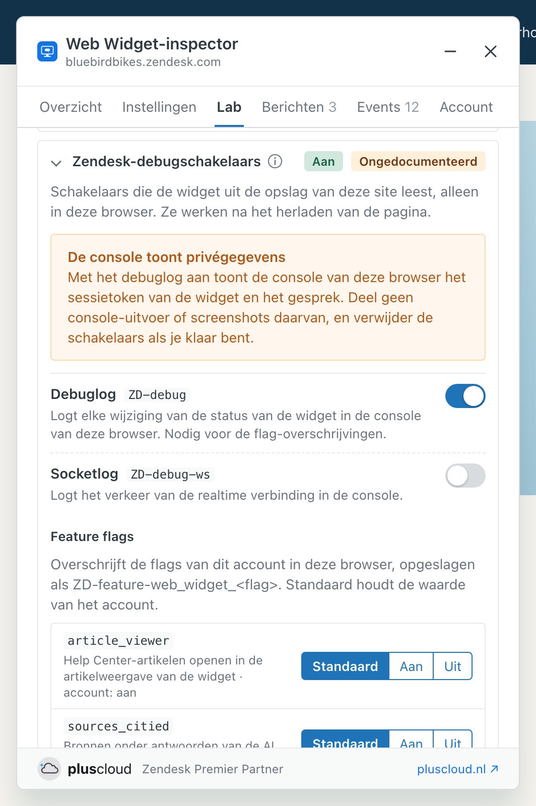 Het onderdeel Zendesk-debugschakelaars van het Lab, gemarkeerd als Aan en Ongedocumenteerd, met de waarschuwing De console toont privégegevens, de schakelaars Debuglog ZD-debug, aan, en Socketlog ZD-debug-ws, uit, en het begin van het overschrijven van feature flags met Standaard, Aan en Uit per flag.