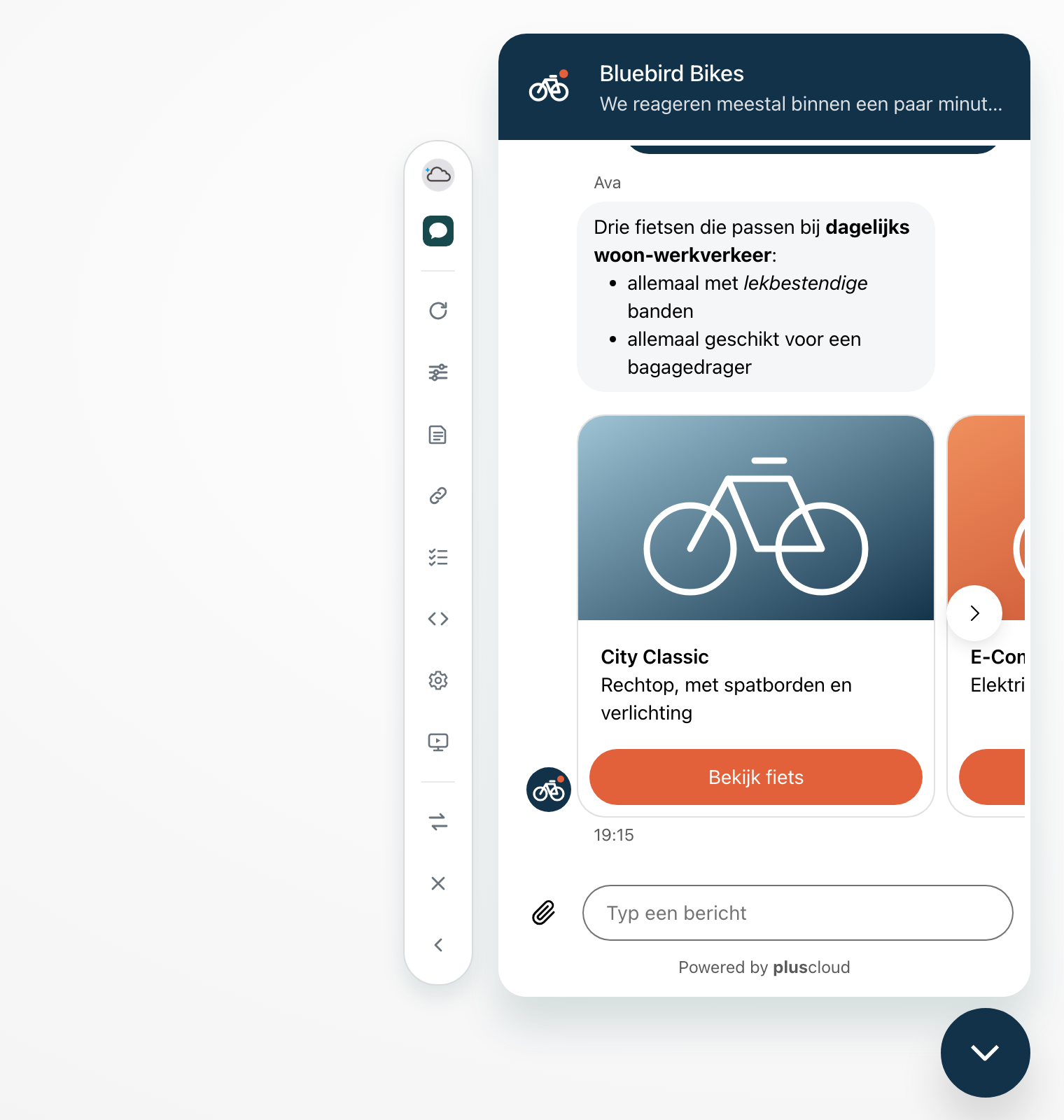 De Web Widget-preview met een antwoord in vet, cursief en een lijst met opsommingstekens, gevolgd door een carrousel met fietsen van een fictieve winkel. De eerste kaart toont een afbeelding, de titel City Classic, een korte beschrijving en een knop Bekijk fiets, met een pijl naar de volgende kaart.