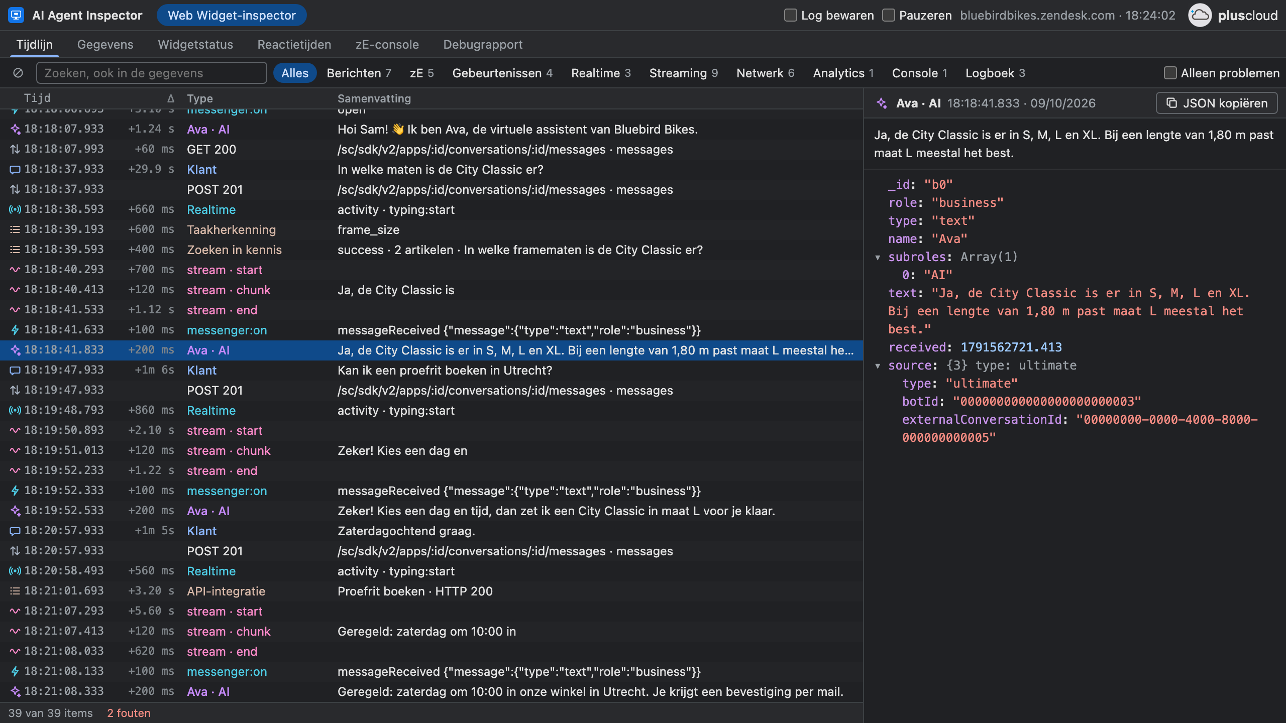 Het paneel AI Agent Inspector in Chrome DevTools op de Tijdlijn, voor de Web Widget-inspector op een fictieve fietsenwinkel. De lijst toont berichten van de klant, typindicatoren, streamgebeurtenissen, messenger:on-gebeurtenissen, een taakherkenning, een zoekactie in kennis en een API-integratie, elk met de tijd en de tijd sinds de vorige rij. Een antwoord van de AI-agent Ava is geselecteerd en de JSON staat rechts.