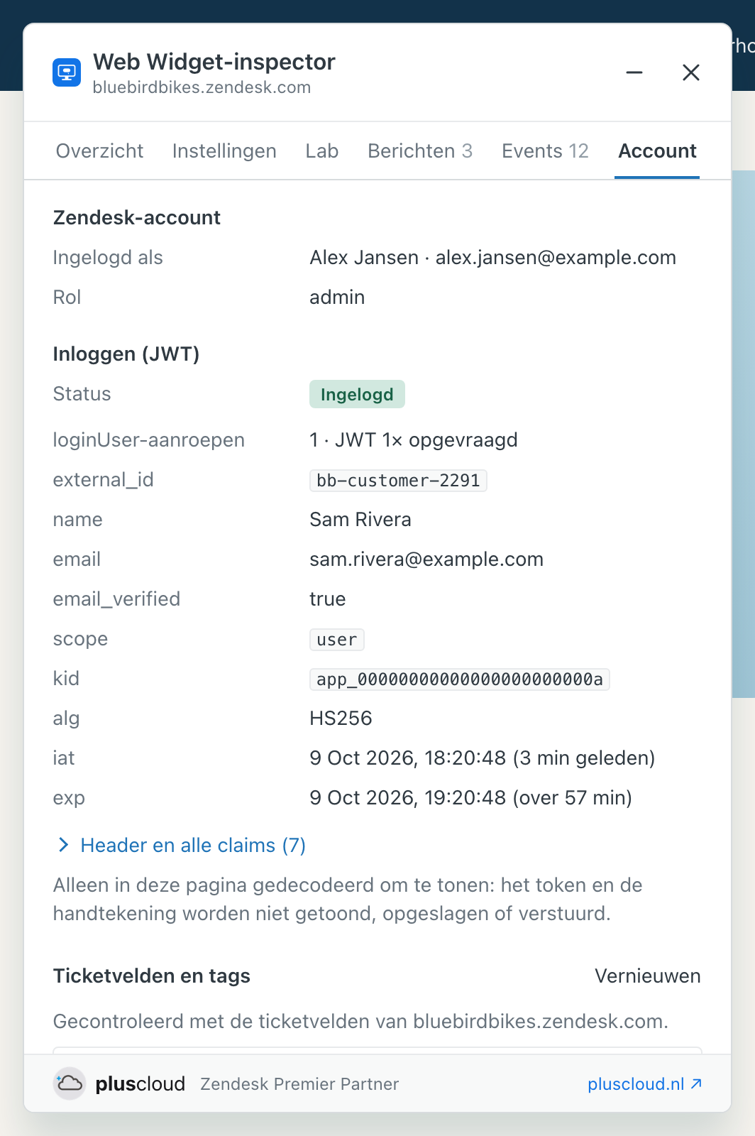 Het tabblad Account van de Web Widget-inspector. Onder Zendesk-account de gebruiker Alex Jansen, alex.jansen@example.com, met rol admin. Onder Inloggen (JWT) de status Ingelogd, één loginUser-aanroep en de claims van een fictief token: external_id bb-customer-2291, name Sam Rivera, email sam.rivera@example.com, email_verified true, scope user, een kid als plaatshouder, alg HS256, en de tijden van uitgifte en verval.