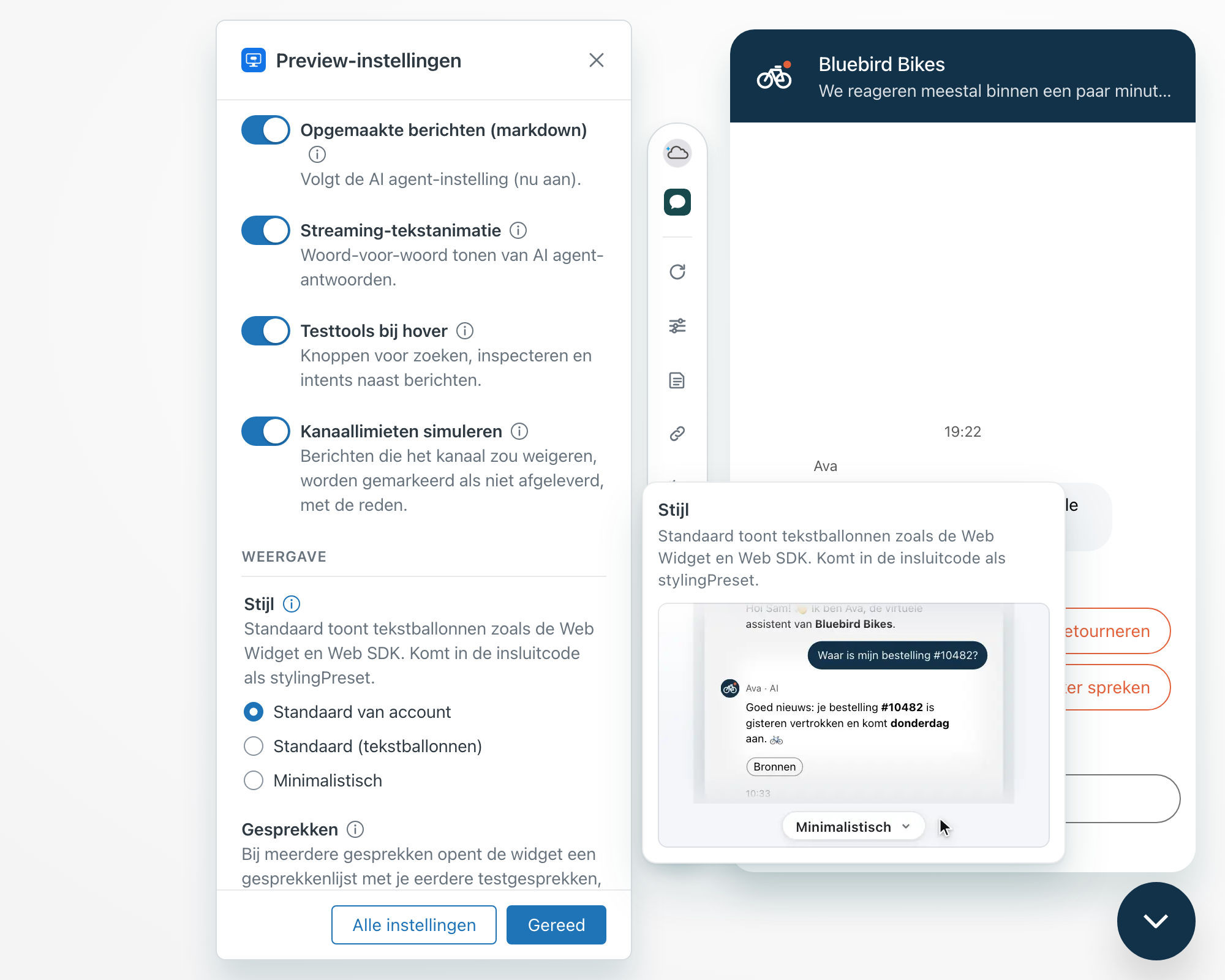 Het paneel Preview-instellingen naast de Web Widget-preview van een fictieve fietsenwinkel. De i naast Stijl is gemarkeerd, en het kaartje ernaast toont de titel Stijl, de uitleg dat Standaard tekstballonnen toont zoals de Web Widget en Web SDK, en een stilstaand beeld van de widget met de stijl op Minimalistisch.