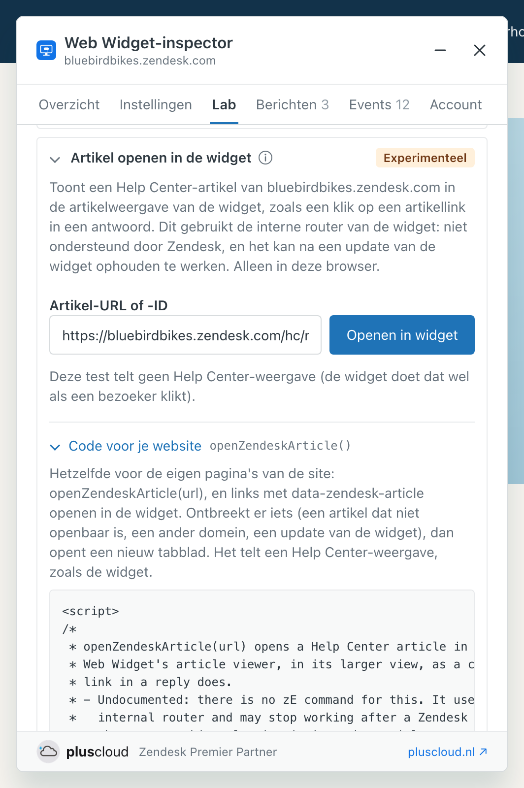 Het onderdeel Artikel openen in de widget van het Lab, gemarkeerd als Experimenteel. Het legt uit dat het de interne router van de widget gebruikt, die Zendesk niet ondersteunt. Onder het veld Artikel-URL of -ID met een URL op bluebirdbikes.zendesk.com en de knop Openen in widget staat het opengeklapte deel Code voor je website met openZendeskArticle().