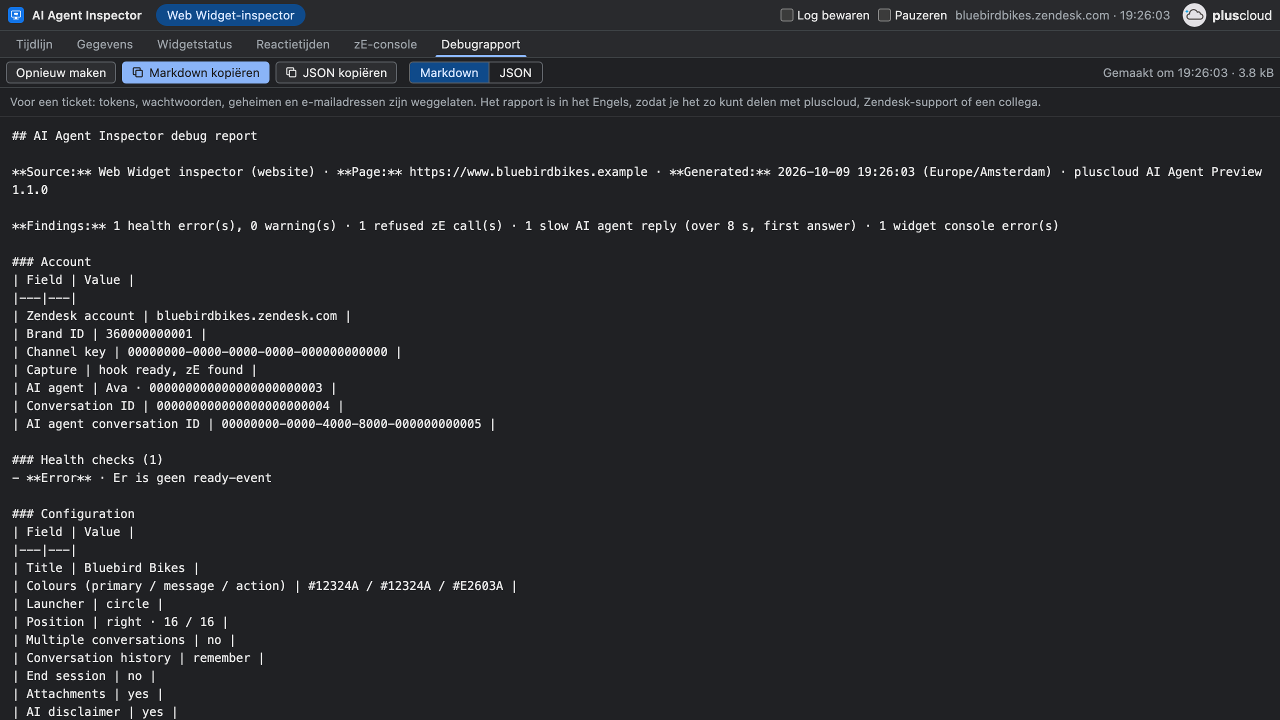 In het voorbeeld de weergave Debugrapport van het tabblad AI Agent Inspector, met de knoppen Markdown kopiëren, JSON kopiëren en Opnieuw maken boven een Markdown-rapport dat begint met het account, de controles en het gesprek van de fictieve fietsenwinkel Bluebird Bikes.