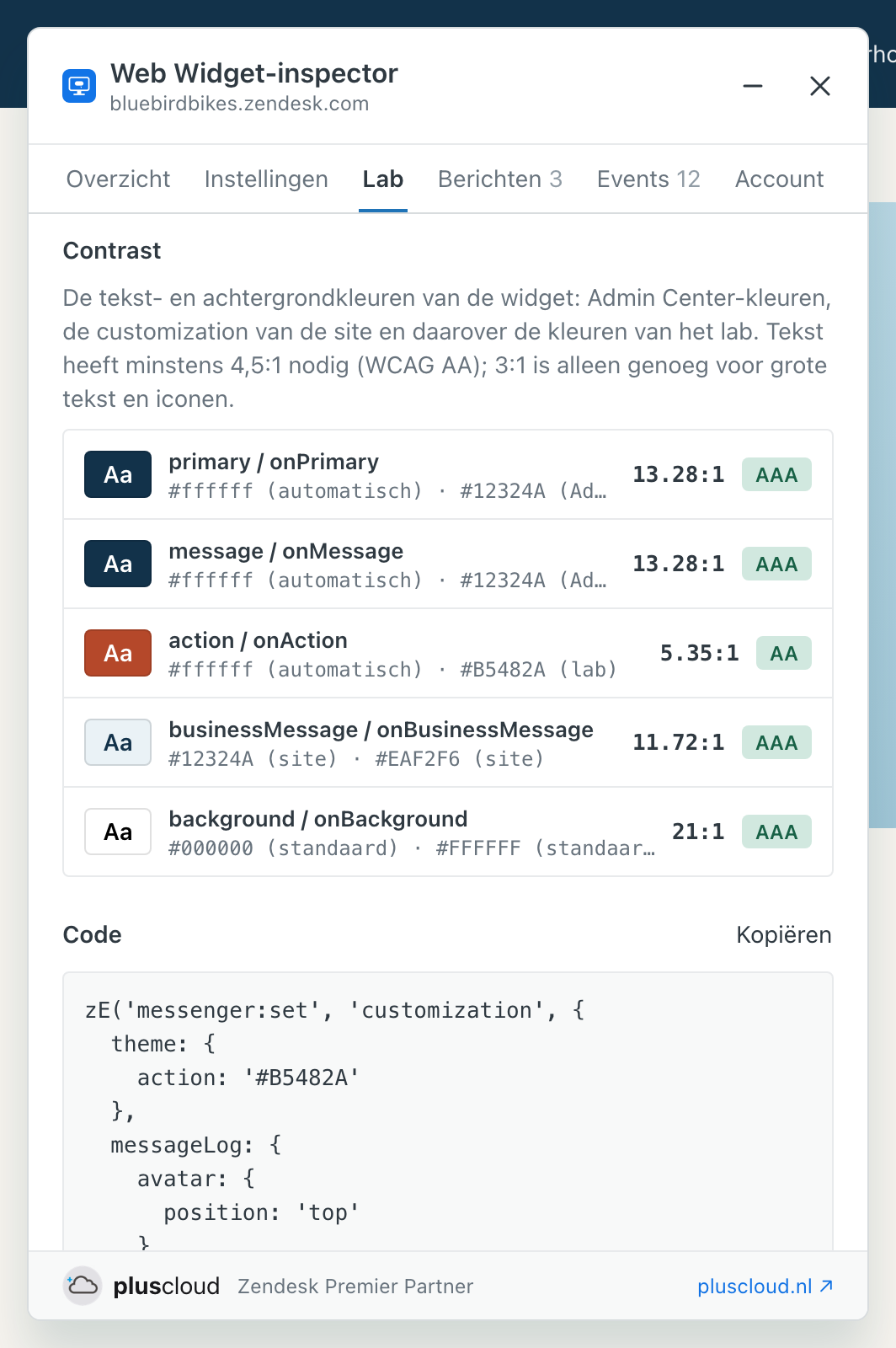 In het voorbeeld het tabblad Lab van de Web Widget-inspector voor de fictieve fietsenwinkel Bluebird Bikes, bluebirdbikes.zendesk.com. Onder Contrast staan vijf kleurparen, elk met een voorbeeld, de kleuren en waar ze vandaan komen, de verhouding en een label: primary en onPrimary 13.28:1 AAA, action en onAction 5.35:1 AA met de labkleur #B5482A. Daaronder toont het onderdeel Code de zE-aanroep voor de customization met een knop Kopiëren.